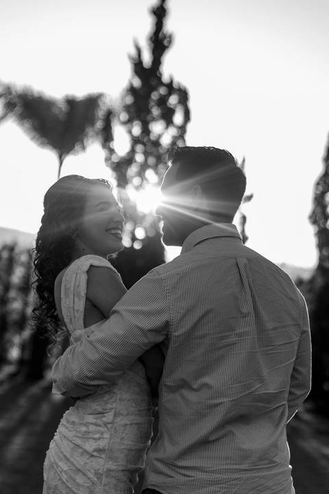 As melhores ideias e inspirações criativas de fotos de ensaio pré casamento registradas por fotógrafos profissionais de eventos da empresa Criativus Foto e Vídeo na Villa Hotel Dangelo'
