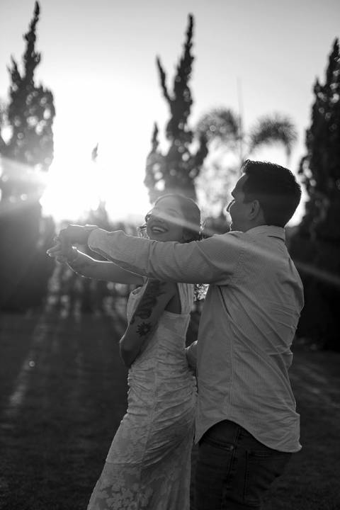 As melhores ideias e inspirações criativas de fotos de ensaio pré casamento registradas por fotógrafos profissionais de eventos da empresa Criativus Foto e Vídeo na Villa Hotel Dangelo'