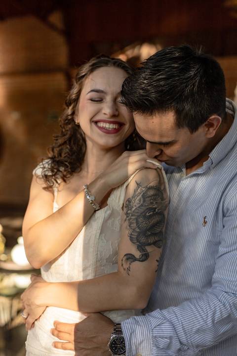As melhores ideias e inspirações criativas de fotos de ensaio pré casamento registradas por fotógrafos profissionais de eventos da empresa Criativus Foto e Vídeo na Villa Hotel Dangelo'