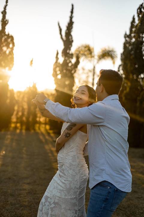 As melhores ideias e inspirações criativas de fotos de ensaio pré casamento registradas por fotógrafos profissionais de eventos da empresa Criativus Foto e Vídeo na Villa Hotel Dangelo'