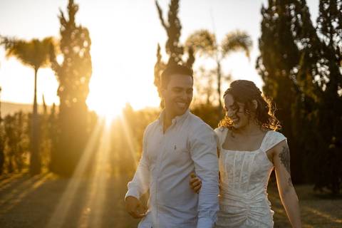 As melhores ideias e inspirações criativas de fotos de ensaio pré casamento registradas por fotógrafos profissionais de eventos da empresa Criativus Foto e Vídeo na Villa Hotel Dangelo'