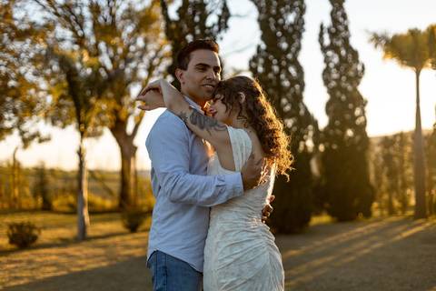 As melhores ideias e inspirações criativas de fotos de ensaio pré casamento registradas por fotógrafos profissionais de eventos da empresa Criativus Foto e Vídeo na Villa Hotel Dangelo'