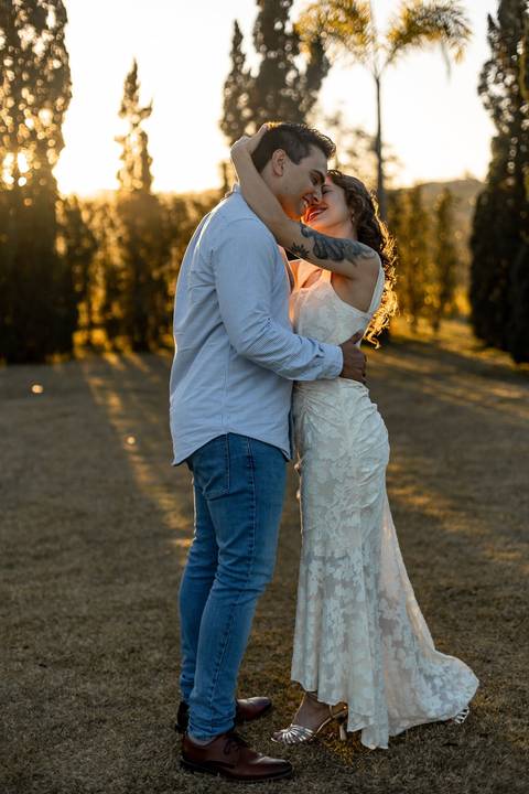 As melhores ideias e inspirações criativas de fotos de ensaio pré casamento registradas por fotógrafos profissionais de eventos da empresa Criativus Foto e Vídeo na Villa Hotel Dangelo'