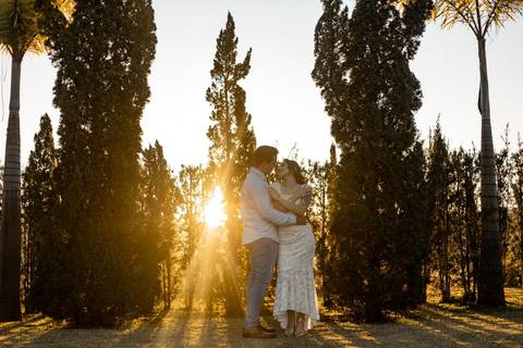 As melhores ideias e inspirações criativas de fotos de ensaio pré casamento registradas por fotógrafos profissionais de eventos da empresa Criativus Foto e Vídeo na Villa Hotel Dangelo'