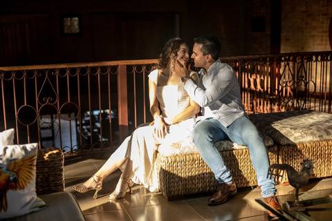 As melhores ideias e inspirações criativas de fotos de ensaio pré casamento registradas por fotógrafos profissionais de eventos da empresa Criativus Foto e Vídeo na Villa Hotel Dangelo'