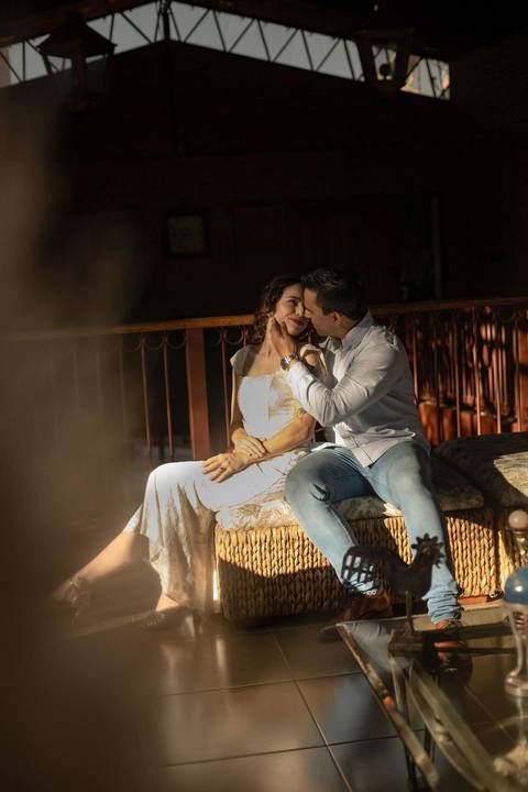 As melhores ideias e inspirações criativas de fotos de ensaio pré casamento registradas por fotógrafos profissionais de eventos da empresa Criativus Foto e Vídeo na Villa Hotel Dangelo'