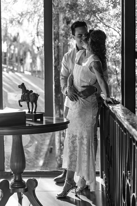 As melhores ideias e inspirações criativas de fotos de ensaio pré casamento registradas por fotógrafos profissionais de eventos da empresa Criativus Foto e Vídeo na Villa Hotel Dangelo'