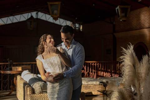 As melhores ideias e inspirações criativas de fotos de ensaio pré casamento registradas por fotógrafos profissionais de eventos da empresa Criativus Foto e Vídeo na Villa Hotel Dangelo'