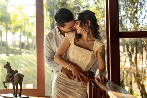 As melhores ideias e inspirações criativas de fotos de ensaio pré casamento registradas por fotógrafos profissionais de eventos da empresa Criativus Foto e Vídeo na Villa Hotel Dangelo'