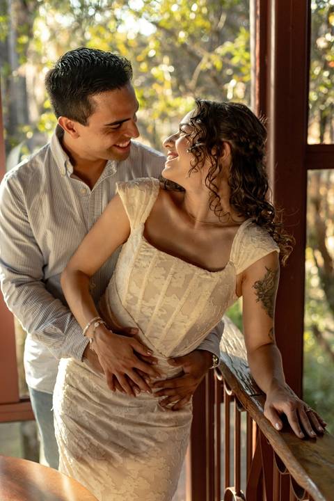 As melhores ideias e inspirações criativas de fotos de ensaio pré casamento registradas por fotógrafos profissionais de eventos da empresa Criativus Foto e Vídeo na Villa Hotel Dangelo'