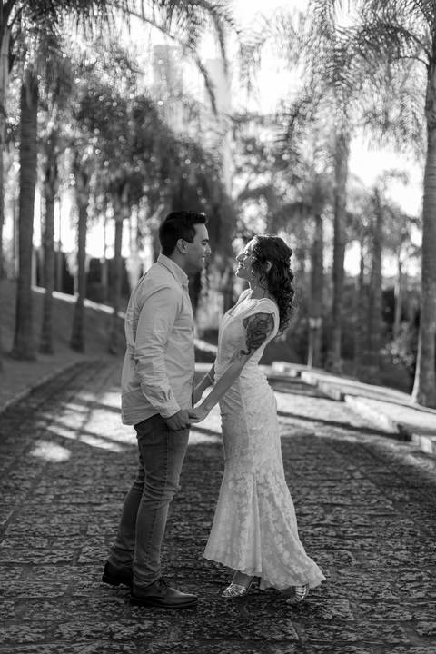 As melhores ideias e inspirações criativas de fotos de ensaio pré casamento registradas por fotógrafos profissionais de eventos da empresa Criativus Foto e Vídeo na Villa Hotel Dangelo'