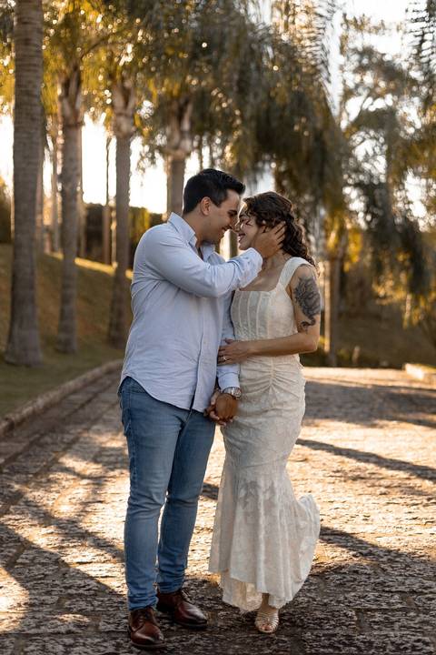 As melhores ideias e inspirações criativas de fotos de ensaio pré casamento registradas por fotógrafos profissionais de eventos da empresa Criativus Foto e Vídeo na Villa Hotel Dangelo'