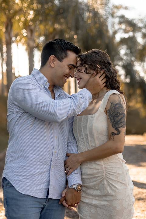 As melhores ideias e inspirações criativas de fotos de ensaio pré casamento registradas por fotógrafos profissionais de eventos da empresa Criativus Foto e Vídeo na Villa Hotel Dangelo'