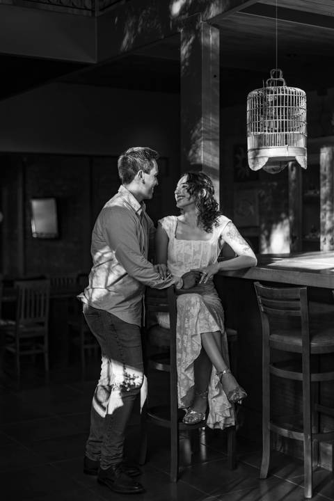 As melhores ideias e inspirações criativas de fotos de ensaio pré casamento registradas por fotógrafos profissionais de eventos da empresa Criativus Foto e Vídeo na Villa Hotel Dangelo'