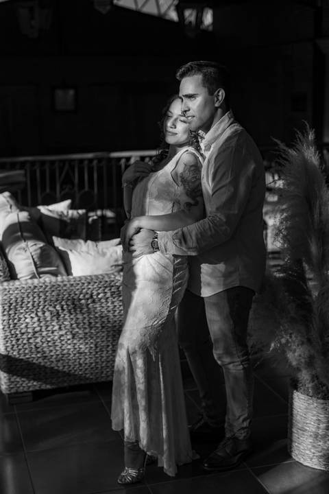 As melhores ideias e inspirações criativas de fotos de ensaio pré casamento registradas por fotógrafos profissionais de eventos da empresa Criativus Foto e Vídeo na Villa Hotel Dangelo'