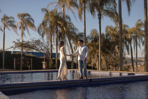 As melhores ideias e inspirações criativas de fotos de ensaio pré casamento registradas por fotógrafos profissionais de eventos da empresa Criativus Foto e Vídeo na Villa Hotel Dangelo'