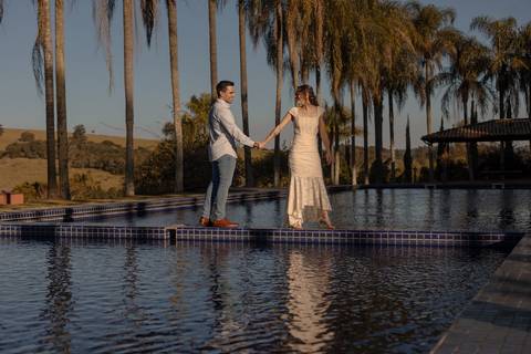 As melhores ideias e inspirações criativas de fotos de ensaio pré casamento registradas por fotógrafos profissionais de eventos da empresa Criativus Foto e Vídeo na Villa Hotel Dangelo'