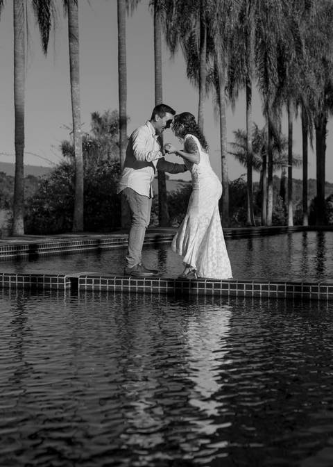 As melhores ideias e inspirações criativas de fotos de ensaio pré casamento registradas por fotógrafos profissionais de eventos da empresa Criativus Foto e Vídeo na Villa Hotel Dangelo'