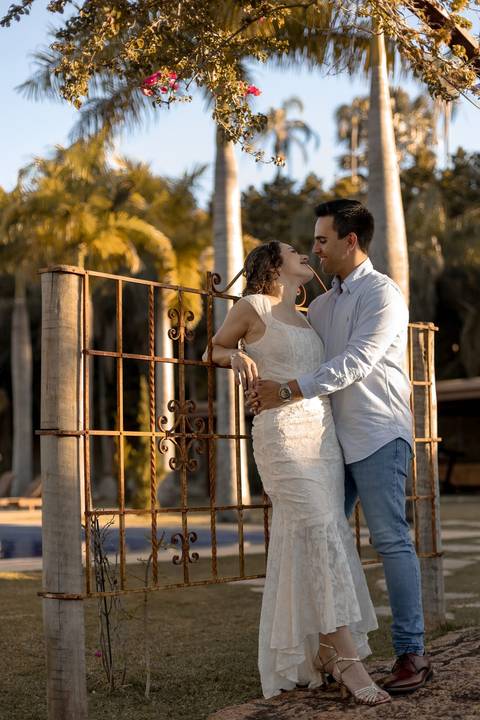As melhores ideias e inspirações criativas de fotos de ensaio pré casamento registradas por fotógrafos profissionais de eventos da empresa Criativus Foto e Vídeo na Villa Hotel Dangelo'