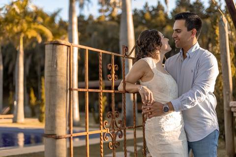 As melhores ideias e inspirações criativas de fotos de ensaio pré casamento registradas por fotógrafos profissionais de eventos da empresa Criativus Foto e Vídeo na Villa Hotel Dangelo'