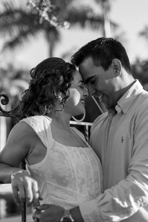 As melhores ideias e inspirações criativas de fotos de ensaio pré casamento registradas por fotógrafos profissionais de eventos da empresa Criativus Foto e Vídeo na Villa Hotel Dangelo'
