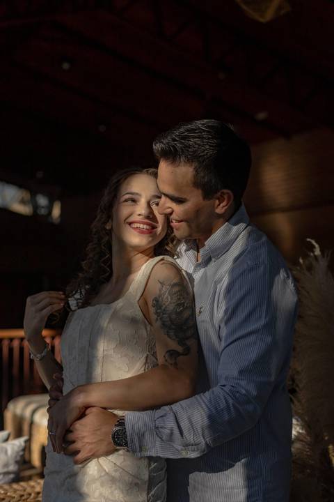 As melhores ideias e inspirações criativas de fotos de ensaio pré casamento registradas por fotógrafos profissionais de eventos da empresa Criativus Foto e Vídeo na Villa Hotel Dangelo'