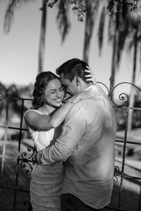 As melhores ideias e inspirações criativas de fotos de ensaio pré casamento registradas por fotógrafos profissionais de eventos da empresa Criativus Foto e Vídeo na Villa Hotel Dangelo'