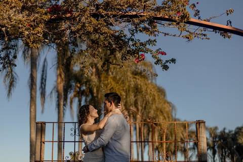 As melhores ideias e inspirações criativas de fotos de ensaio pré casamento registradas por fotógrafos profissionais de eventos da empresa Criativus Foto e Vídeo na Villa Hotel Dangelo'
