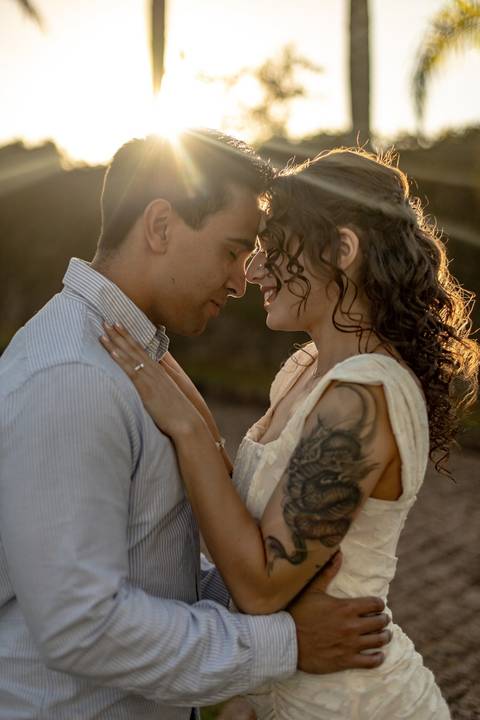 As melhores ideias e inspirações criativas de fotos de ensaio pré casamento registradas por fotógrafos profissionais de eventos da empresa Criativus Foto e Vídeo na Villa Hotel Dangelo'