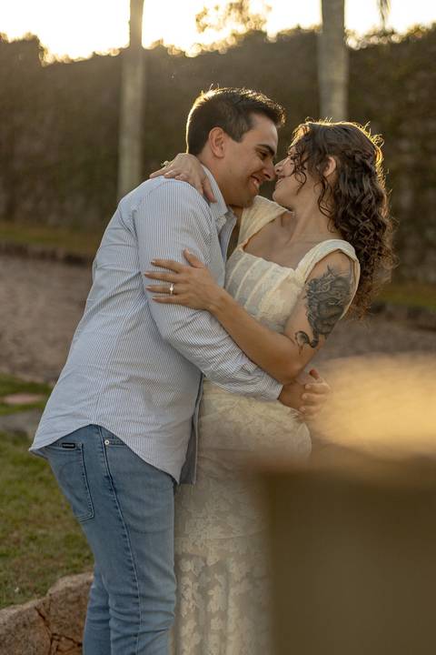 As melhores ideias e inspirações criativas de fotos de ensaio pré casamento registradas por fotógrafos profissionais de eventos da empresa Criativus Foto e Vídeo na Villa Hotel Dangelo'