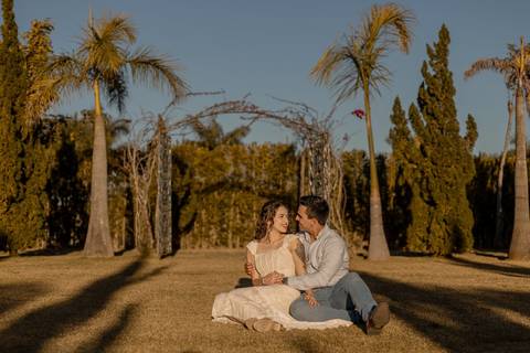 As melhores ideias e inspirações criativas de fotos de ensaio pré casamento registradas por fotógrafos profissionais de eventos da empresa Criativus Foto e Vídeo na Villa Hotel Dangelo'