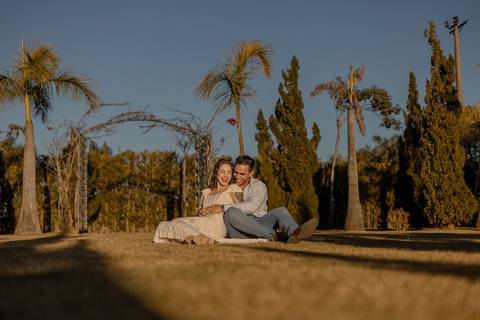 As melhores ideias e inspirações criativas de fotos de ensaio pré casamento registradas por fotógrafos profissionais de eventos da empresa Criativus Foto e Vídeo na Villa Hotel Dangelo'