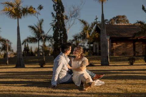 As melhores ideias e inspirações criativas de fotos de ensaio pré casamento registradas por fotógrafos profissionais de eventos da empresa Criativus Foto e Vídeo na Villa Hotel Dangelo'