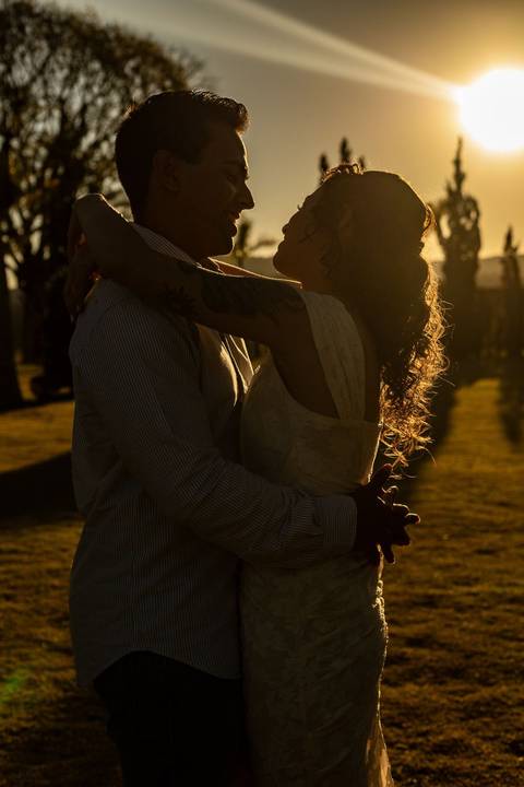 As melhores ideias e inspirações criativas de fotos de ensaio pré casamento registradas por fotógrafos profissionais de eventos da empresa Criativus Foto e Vídeo na Villa Hotel Dangelo'