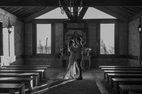 As melhores ideias e inspirações criativas de fotos de ensaio pré casamento registradas por fotógrafos profissionais de eventos da empresa Criativus Foto e Vídeo na Villa Hotel Dangelo'