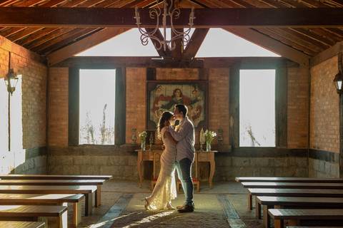 As melhores ideias e inspirações criativas de fotos de ensaio pré casamento registradas por fotógrafos profissionais de eventos da empresa Criativus Foto e Vídeo na Villa Hotel Dangelo'