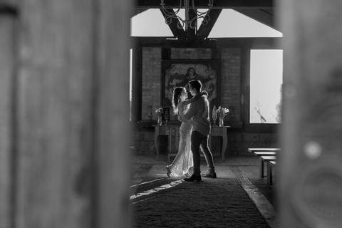 As melhores ideias e inspirações criativas de fotos de ensaio pré casamento registradas por fotógrafos profissionais de eventos da empresa Criativus Foto e Vídeo na Villa Hotel Dangelo'