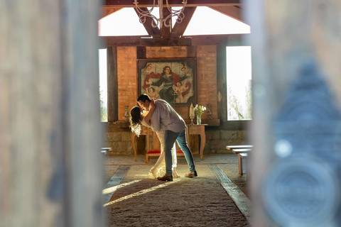 As melhores ideias e inspirações criativas de fotos de ensaio pré casamento registradas por fotógrafos profissionais de eventos da empresa Criativus Foto e Vídeo na Villa Hotel Dangelo'