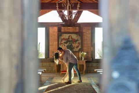 As melhores ideias e inspirações criativas de fotos de ensaio pré casamento registradas por fotógrafos profissionais de eventos da empresa Criativus Foto e Vídeo na Villa Hotel Dangelo'