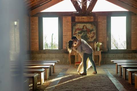 As melhores ideias e inspirações criativas de fotos de ensaio pré casamento registradas por fotógrafos profissionais de eventos da empresa Criativus Foto e Vídeo na Villa Hotel Dangelo'