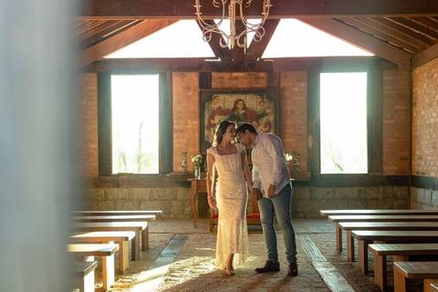 As melhores ideias e inspirações criativas de fotos de ensaio pré casamento registradas por fotógrafos profissionais de eventos da empresa Criativus Foto e Vídeo na Villa Hotel Dangelo'