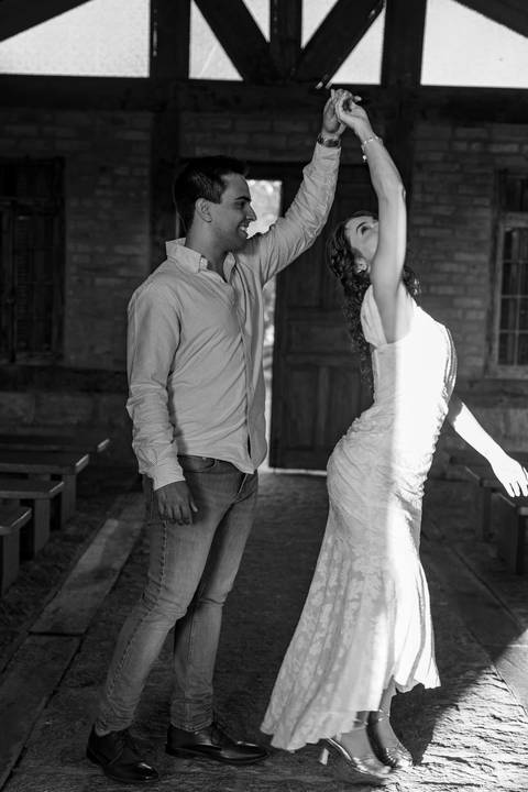 As melhores ideias e inspirações criativas de fotos de ensaio pré casamento registradas por fotógrafos profissionais de eventos da empresa Criativus Foto e Vídeo na Villa Hotel Dangelo'