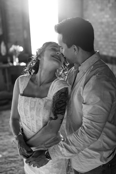 As melhores ideias e inspirações criativas de fotos de ensaio pré casamento registradas por fotógrafos profissionais de eventos da empresa Criativus Foto e Vídeo na Villa Hotel Dangelo'
