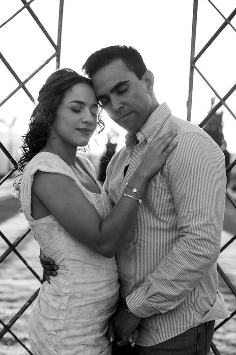 As melhores ideias e inspirações criativas de fotos de ensaio pré casamento registradas por fotógrafos profissionais de eventos da empresa Criativus Foto e Vídeo na Villa Hotel Dangelo'