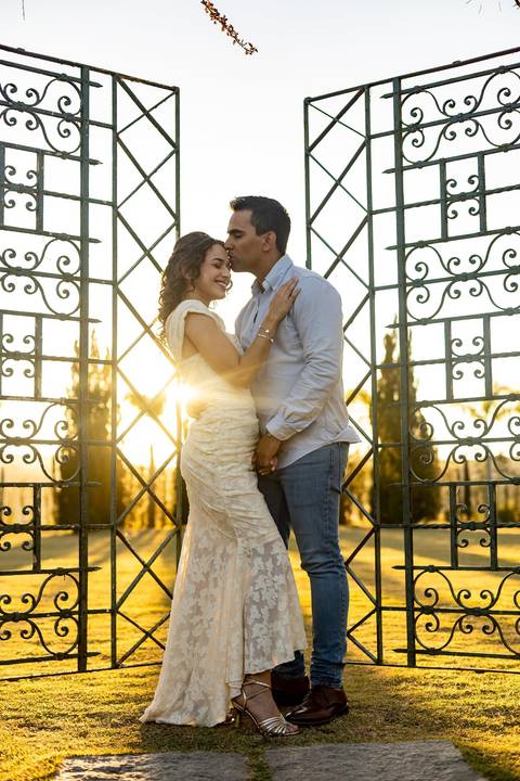 As melhores ideias e inspirações criativas de fotos de ensaio pré casamento registradas por fotógrafos profissionais de eventos da empresa Criativus Foto e Vídeo na Villa Hotel Dangelo'