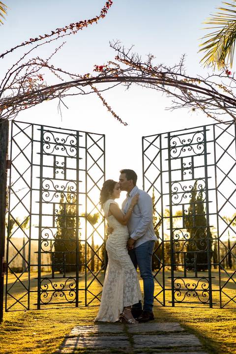 As melhores ideias e inspirações criativas de fotos de ensaio pré casamento registradas por fotógrafos profissionais de eventos da empresa Criativus Foto e Vídeo na Villa Hotel Dangelo'