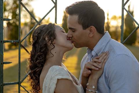 As melhores ideias e inspirações criativas de fotos de ensaio pré casamento registradas por fotógrafos profissionais de eventos da empresa Criativus Foto e Vídeo na Villa Hotel Dangelo'