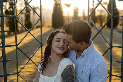 As melhores ideias e inspirações criativas de fotos de ensaio pré casamento registradas por fotógrafos profissionais de eventos da empresa Criativus Foto e Vídeo na Villa Hotel Dangelo'