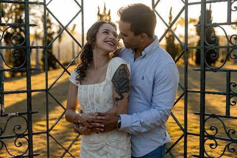 As melhores ideias e inspirações criativas de fotos de ensaio pré casamento registradas por fotógrafos profissionais de eventos da empresa Criativus Foto e Vídeo na Villa Hotel Dangelo'
