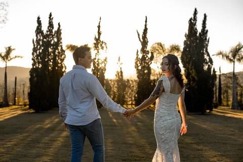 As melhores ideias e inspirações criativas de fotos de ensaio pré casamento registradas por fotógrafos profissionais de eventos da empresa Criativus Foto e Vídeo na Villa Hotel Dangelo'